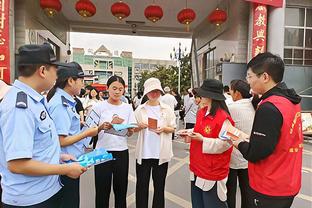 Nhẹ nhàng vui vẻ đầm đìa! Chiến binh một lần tụt lại phía sau quân xanh 17 điểm, và cuối cùng là đảo ngược.